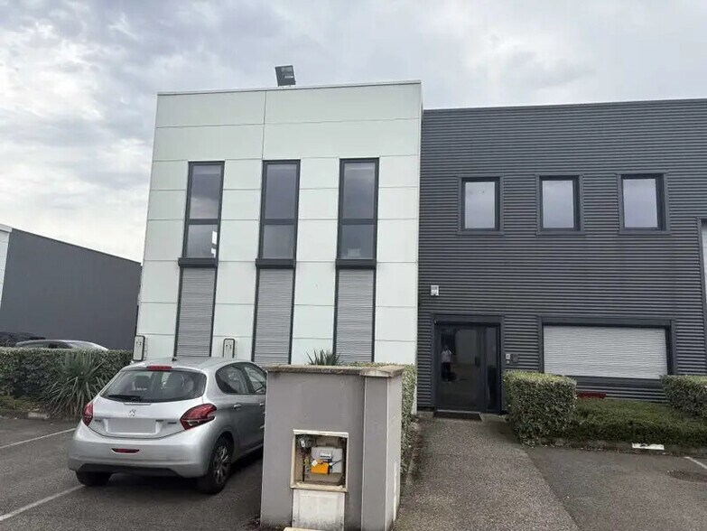 Local d'activités dans Vénissieux à vendre - Photo de l’immeuble – Image 1 sur 9