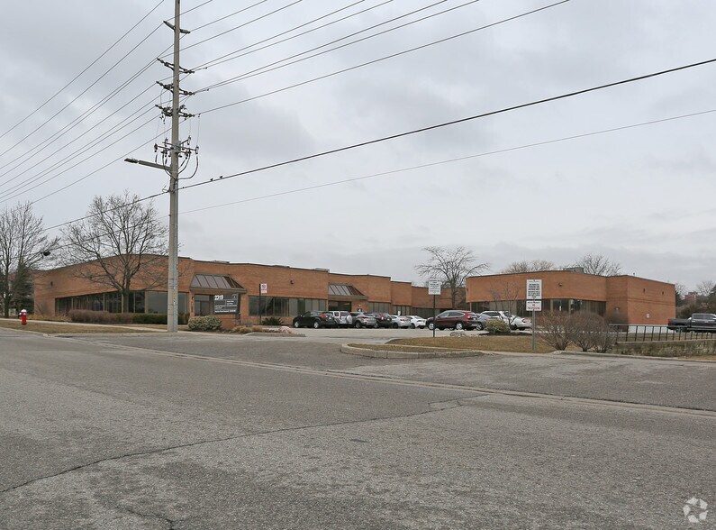 2319 Dunwin Dr, Mississauga, ON à louer - Photo de l’immeuble – Image 2 sur 5