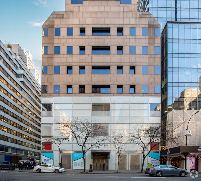 575 Fifth Ave, New York, NY à louer - Photo de l’immeuble – Image 3 sur 9