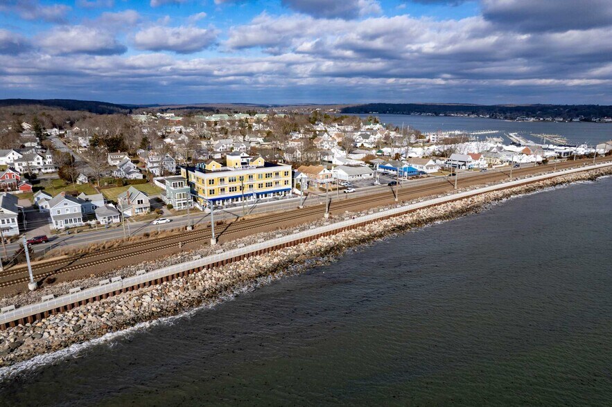 185 Main St, Niantic, CT à vendre - Photo de l’immeuble – Image 2 sur 3