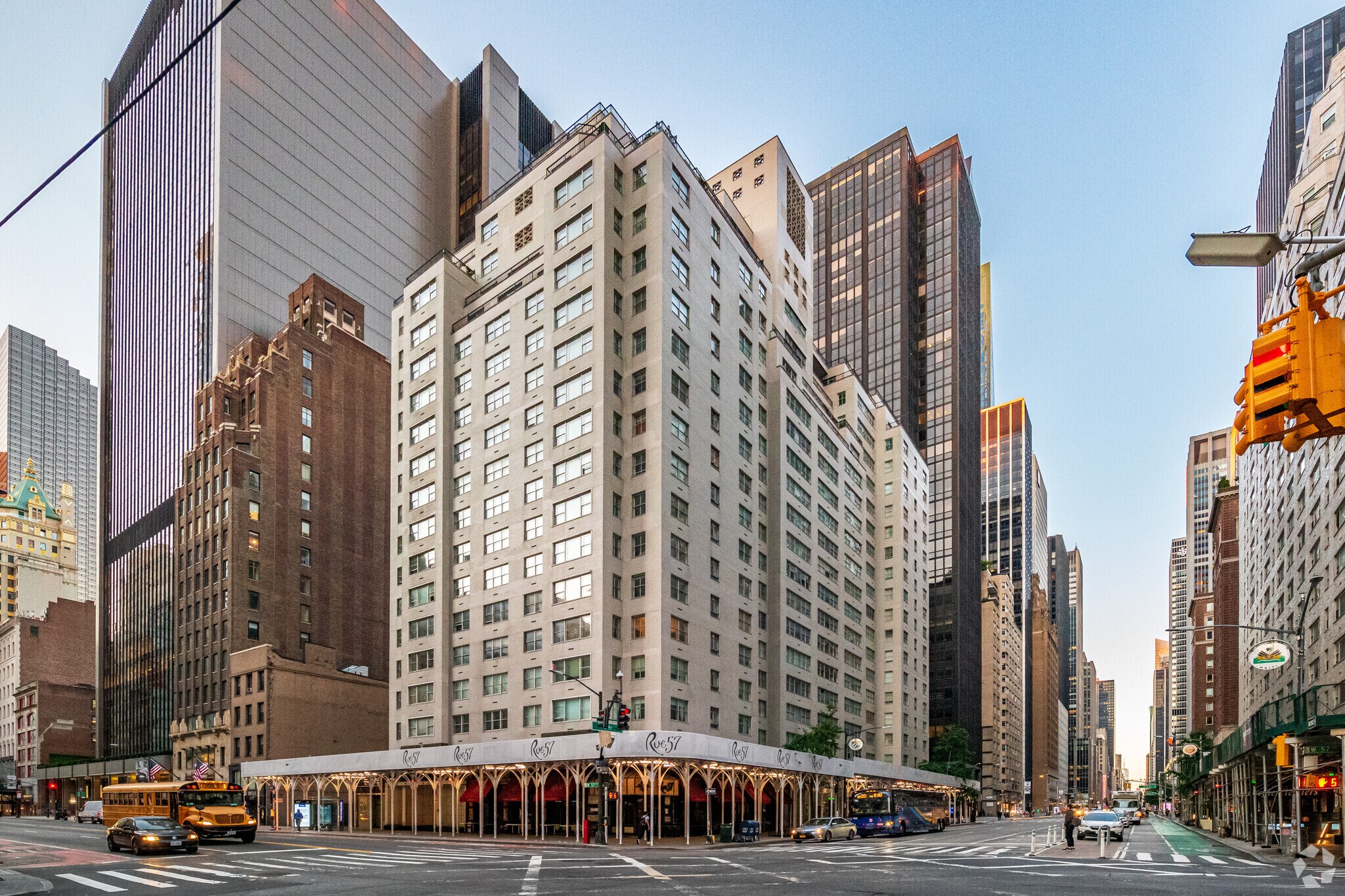 60 W 57th St, New York, NY à louer Photo principale– Image 1 sur 6
