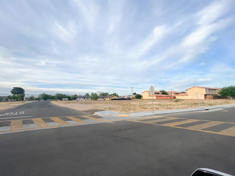 SW Powhatan Rd, Apple Valley, CA à vendre - Photo de l’immeuble – Image 2 sur 4