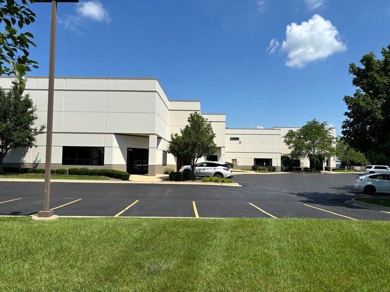 1201-1207 Adams Dr, McHenry, IL à louer - Photo de l’immeuble – Image 2 sur 8