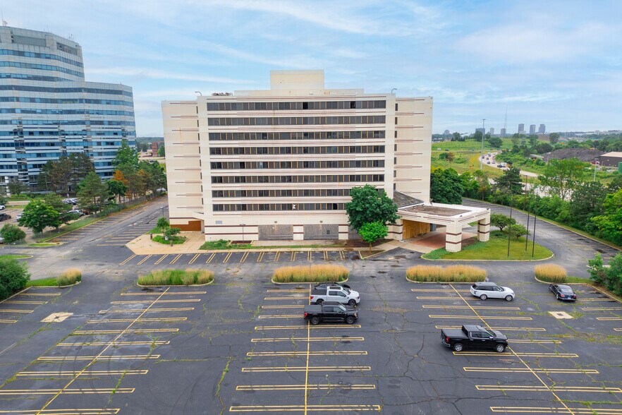 28100 Franklin Rd, Southfield, MI à vendre - Photo de l’immeuble – Image 2 sur 34