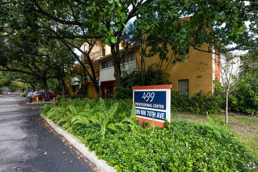 499 NW 70th Ave, Plantation, FL à vendre - Photo de l’immeuble – Image 3 sur 21