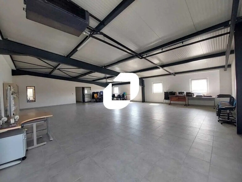 Bureau dans Gallargues-le-Montueux à louer - Photo de l’immeuble – Image 2 sur 11