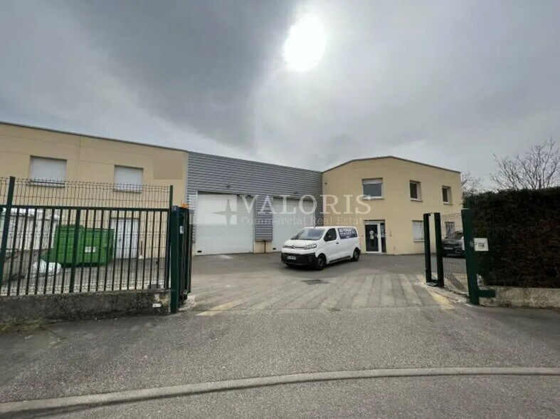 Local d’activités dans Vénissieux à louer - Photo de l’immeuble – Image 3 sur 10