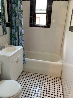 3761 97th St, Corona, NY à vendre - Photo intérieure – Image 2 sur 8