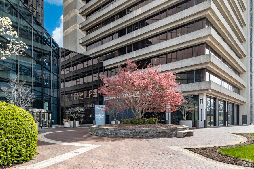 1751 Pinnacle Dr, McLean, VA à louer - Photo de l’immeuble – Image 2 sur 3