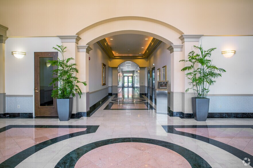 4851 Tamiami Trl N, Naples, FL à louer - Hall d’entrée – Image 3 sur 7