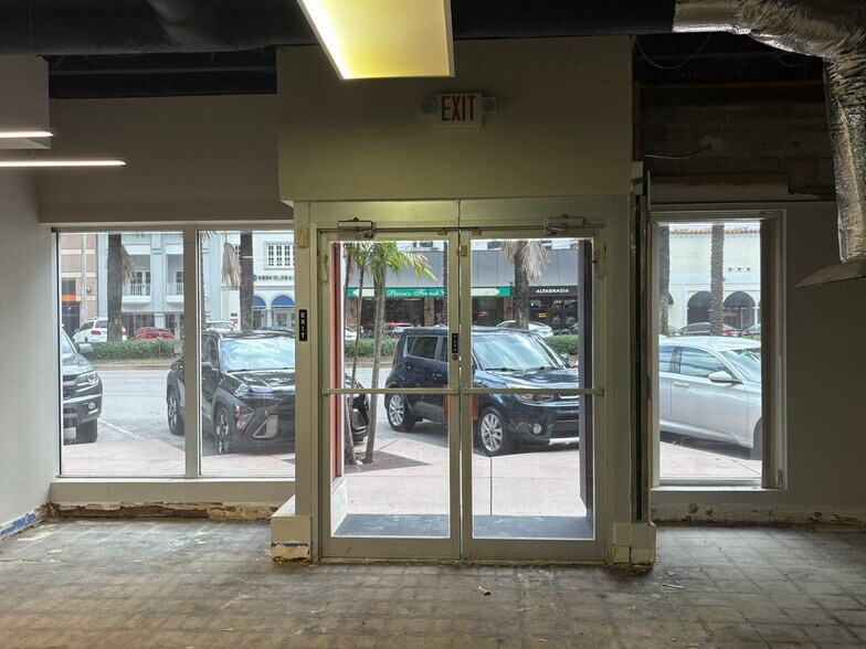 273 Alhambra Cir, Coral Gables, FL à louer - Photo de l’immeuble – Image 3 sur 5