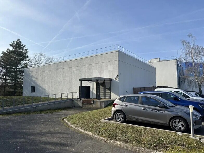 Local d’activités dans Évry-Courcouronnes à louer - Photo de l’immeuble – Image 2 sur 12