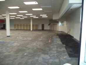 271 Mammoth Rd, Manchester, NH à louer Photo intérieure– Image 2 sur 14