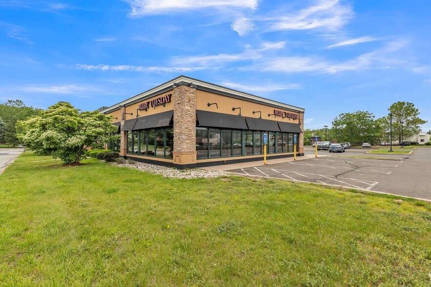 101 Ella Grasso Tpke, Windsor Locks, CT à vendre - Photo de l’immeuble – Image 3 sur 8