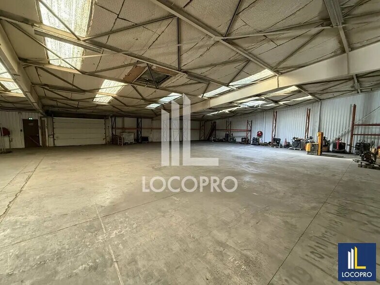 Local d’activités dans  à louer - Photo de l’immeuble – Image 2 sur 6