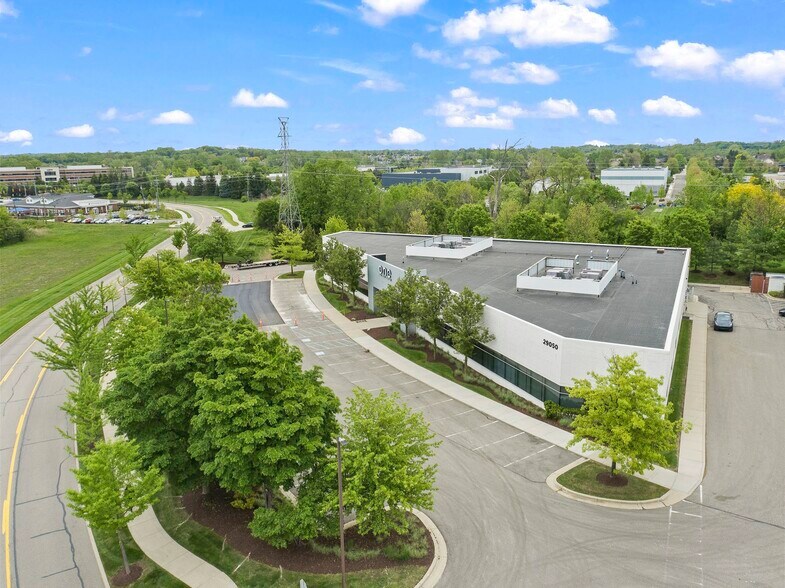 29050 Cabot Dr, Novi, MI à louer - Photo de l’immeuble – Image 2 sur 11