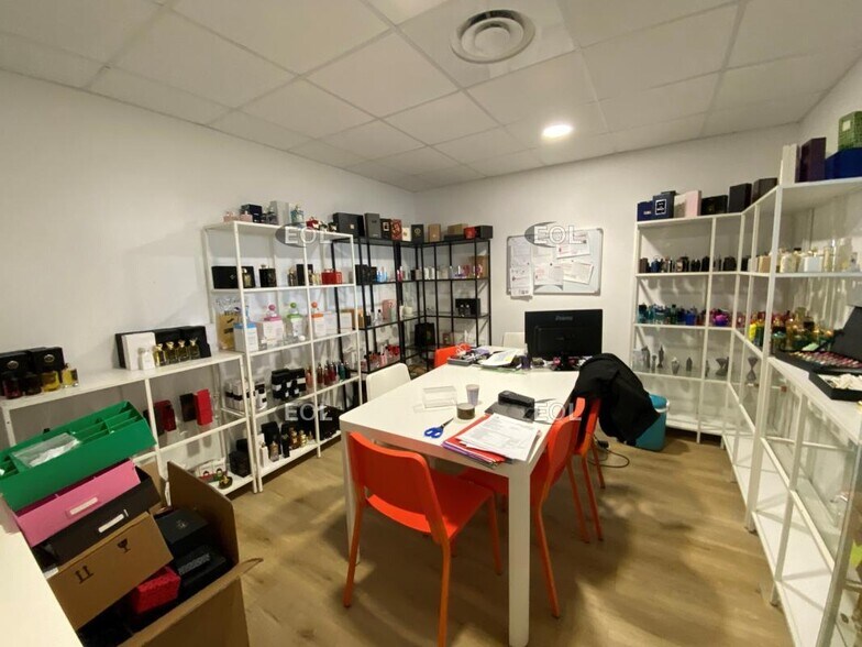 Local d’activités dans Rousset à louer - Photo de l’immeuble – Image 3 sur 7