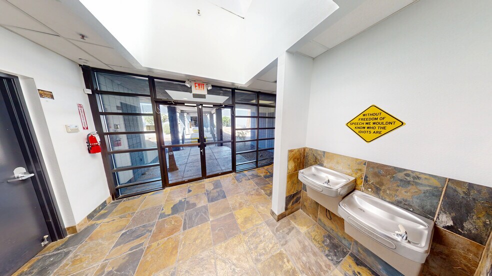 2400 N Tenaya Way, Las Vegas, NV à vendre - Photo de l’immeuble – Image 2 sur 115