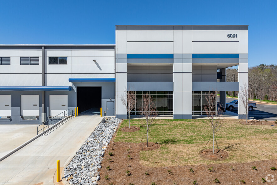 5001 N Commerce Dr, College Park, GA à louer - Photo de l’immeuble – Image 3 sur 9
