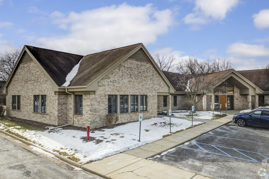 6607 W Saint Joseph Hwy, Lansing, MI à louer - Photo de l’immeuble – Image 1 sur 18