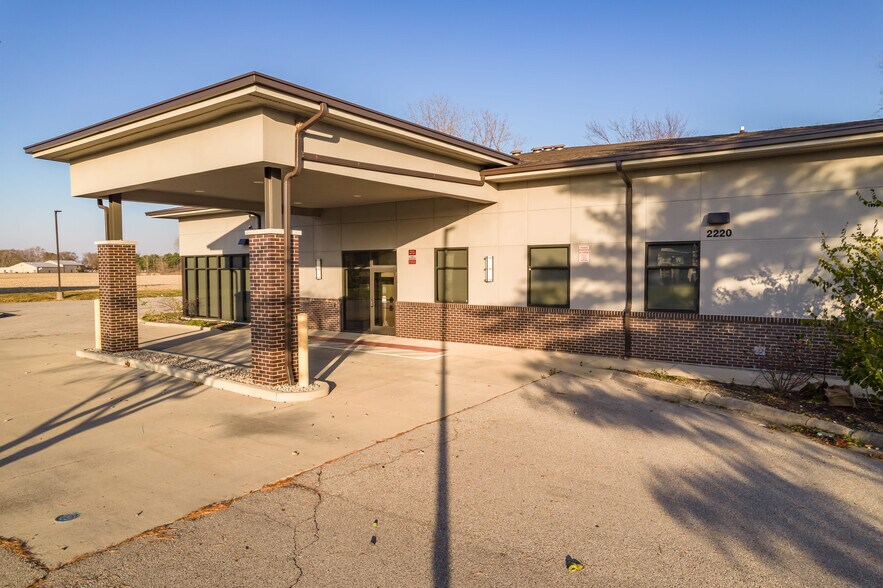 2220 E 59th St, Anderson, IN à vendre - Photo de l’immeuble – Image 2 sur 6