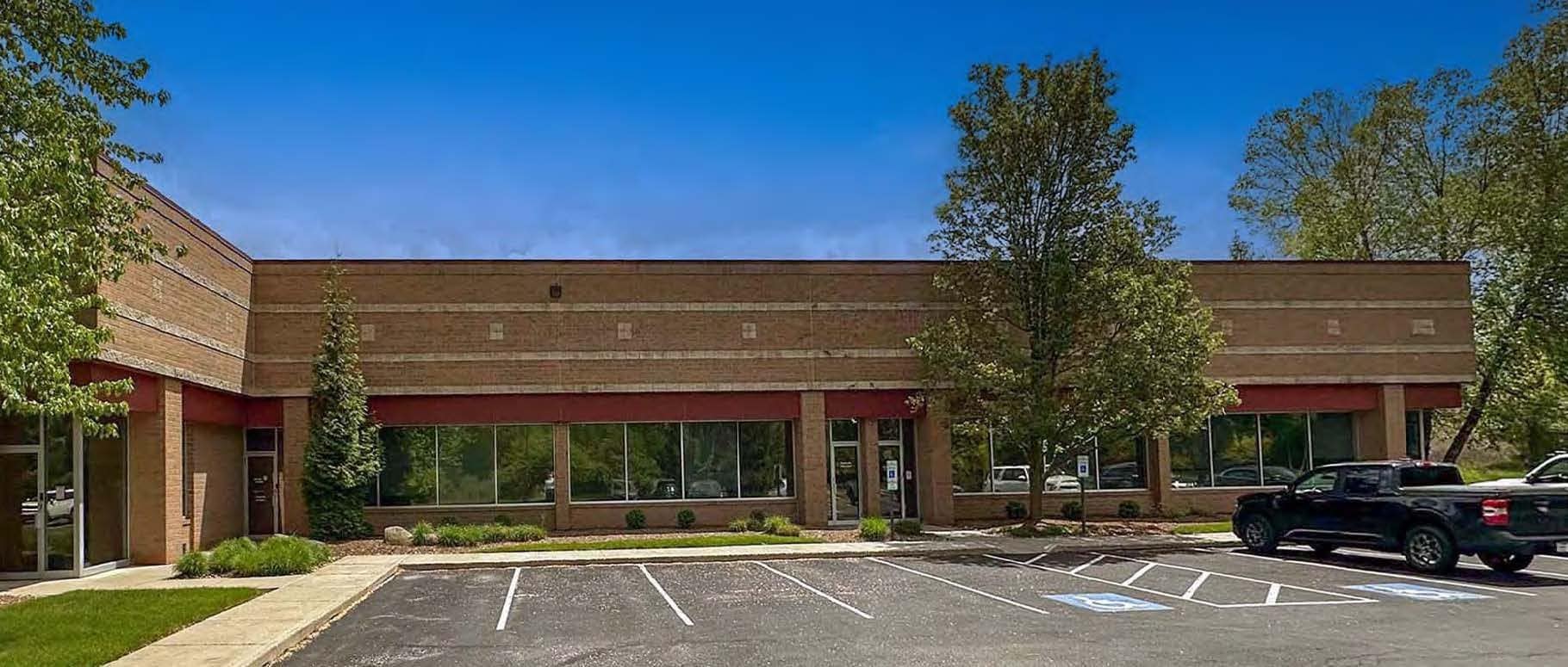 17295 Foltz Industrial Pky, Strongsville, OH à louer Photo de l’immeuble– Image 1 sur 16