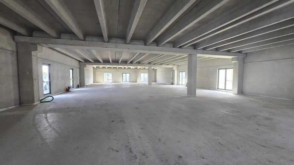 Local commercial dans Cuers à louer - Photo de l’immeuble – Image 2 sur 5