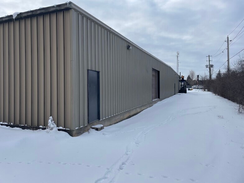 9 Hershey Dr, Smiths Falls, ON à louer - Photo de l’immeuble – Image 1 sur 2