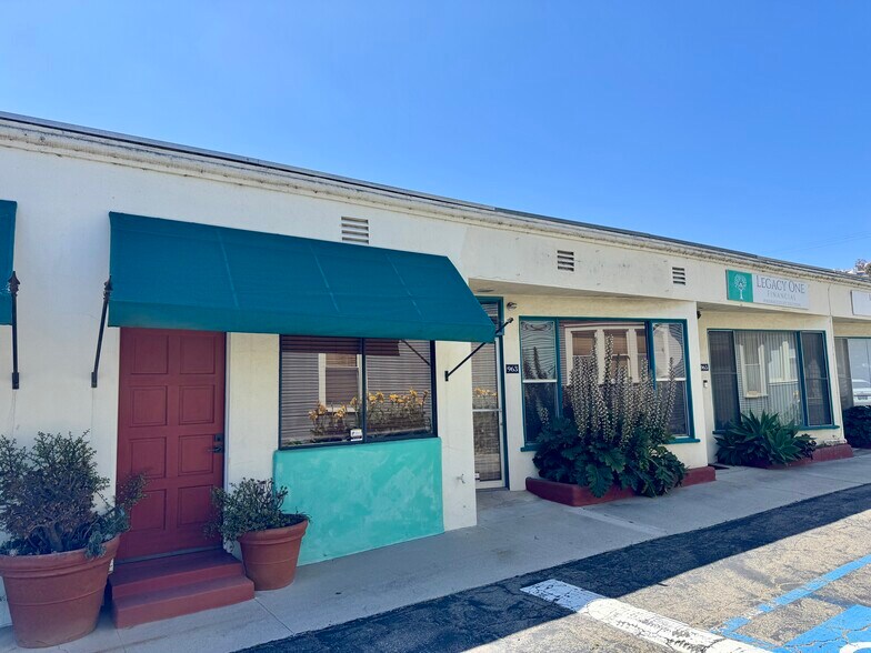 961-969 E Main St, Ventura, CA à louer - Photo de l’immeuble – Image 2 sur 9