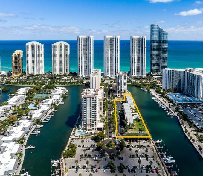 220 Kings Point Dr, Sunny Isles Beach, FL à vendre - Photo principale – Image 1 sur 10