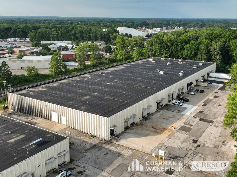 210 Sheldon Rd, Berea, OH à louer - Photo de l’immeuble – Image 2 sur 5