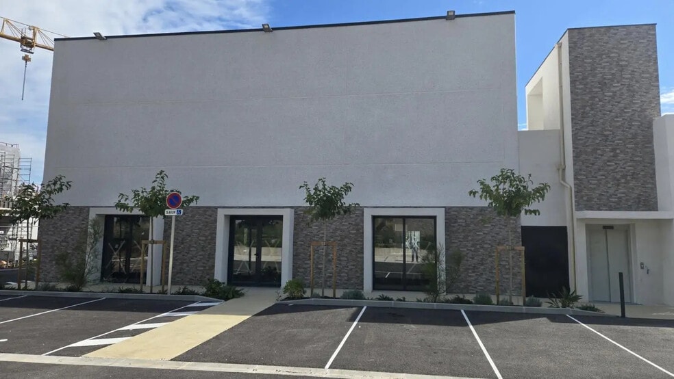 Local commercial dans Cuers à vendre - Photo de l’immeuble – Image 1 sur 4