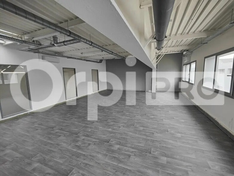 Bureau dans Vaux-le-Pénil à louer - Photo de l’immeuble – Image 3 sur 5