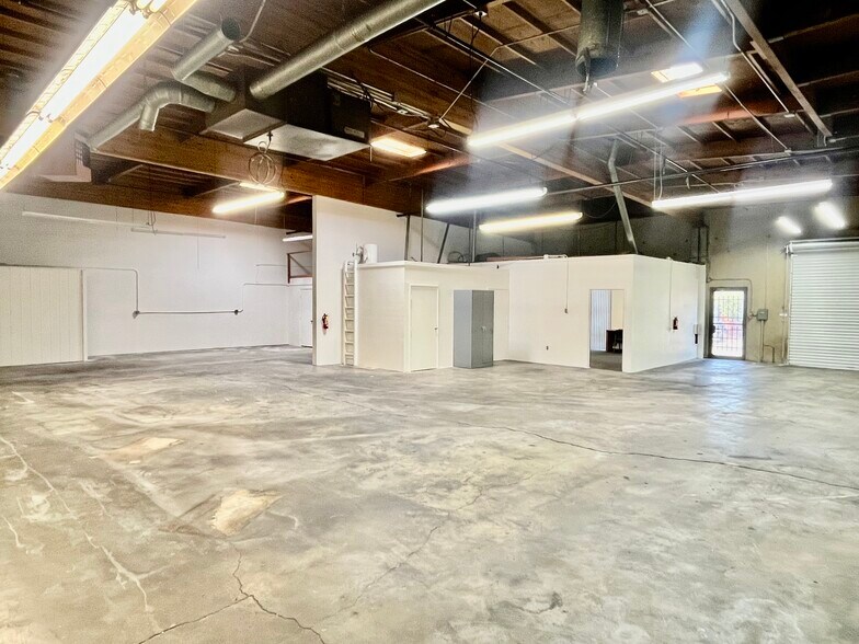 7900-7994 Capwell Dr, Oakland, CA à louer - Photo de l’immeuble – Image 1 sur 8