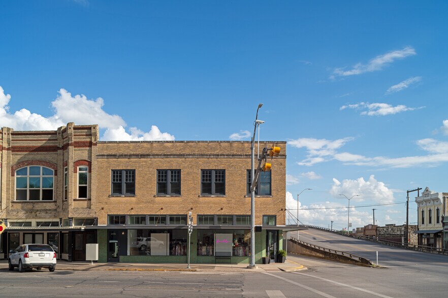 114 N Main St, Taylor, TX à louer - Photo de l’immeuble – Image 3 sur 22