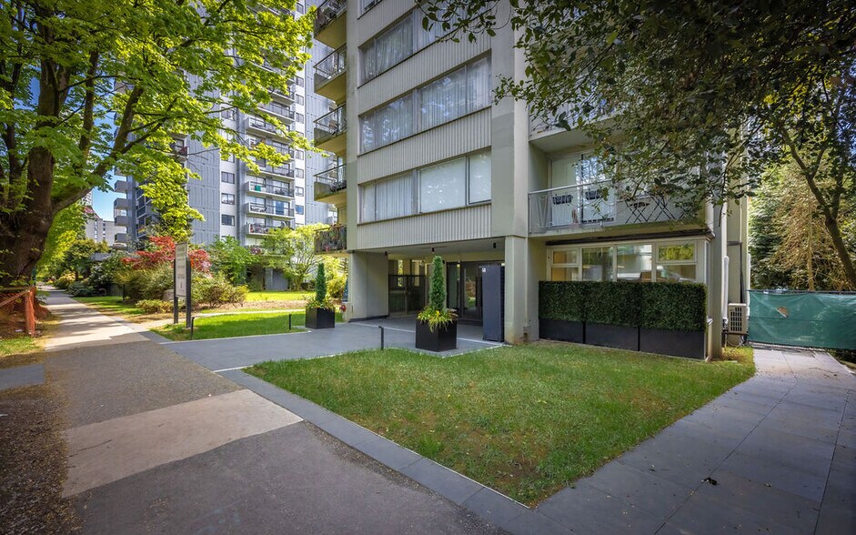1176 Burnaby St, Vancouver, BC à vendre - Photo de l’immeuble – Image 2 sur 3
