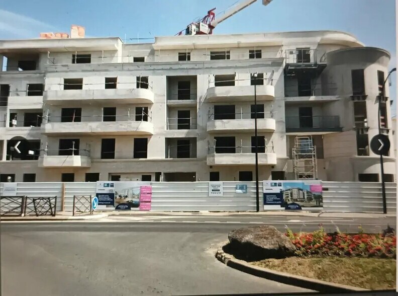 Local commercial dans Le Plessis-Trévise à louer - Photo de la construction – Image 2 sur 6