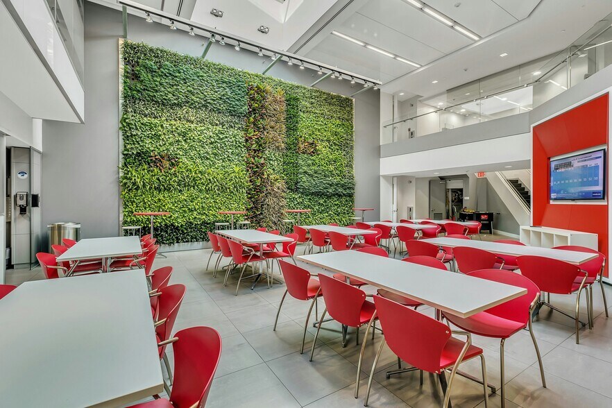 12 Harbor Park Dr, Port Washington, NY à vendre - Photo de l’immeuble – Image 3 sur 14