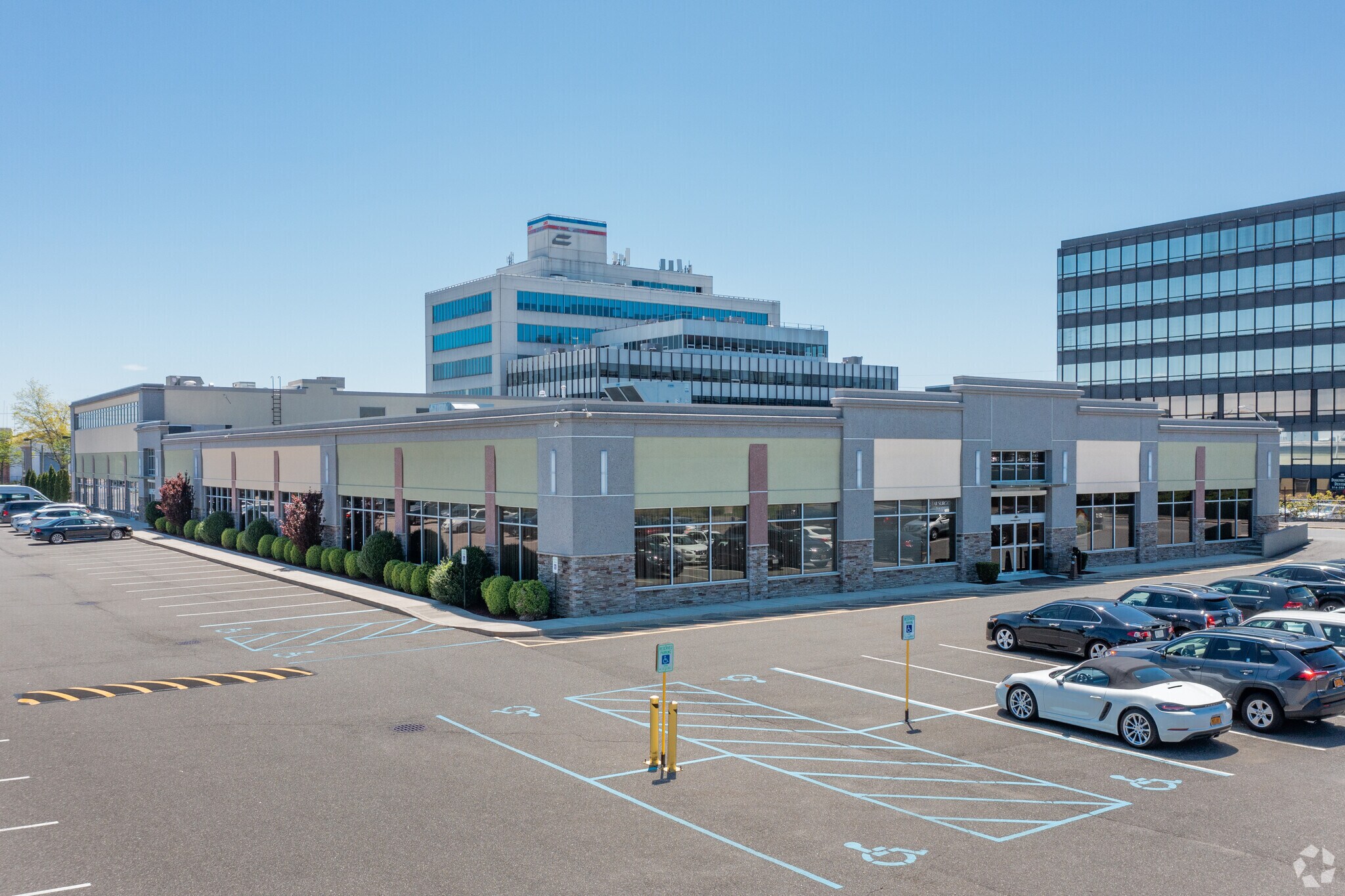 623 Stewart Ave, Garden City, NY à louer Photo de l’immeuble– Image 1 sur 11