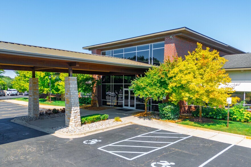 10020 E Professional Center Dr, Hamburg Township, MI à louer - Photo de l’immeuble – Image 1 sur 11
