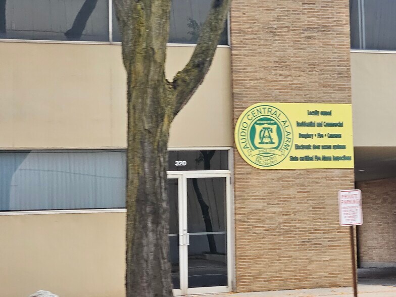 308 S Washington Ave, Saginaw, MI à louer - Photo de l’immeuble – Image 2 sur 12