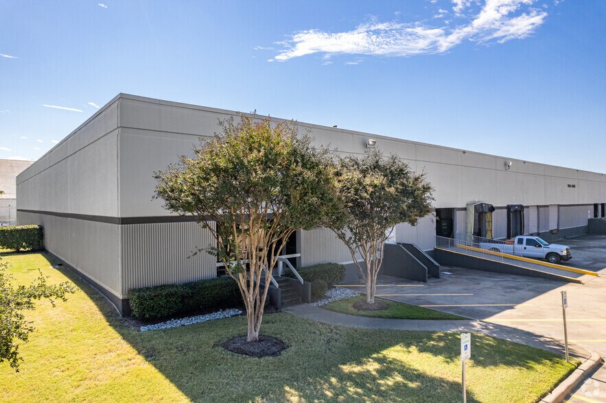 9804-9850 Chartwell Dr, Dallas, TX à louer - Photo de l’immeuble – Image 2 sur 8