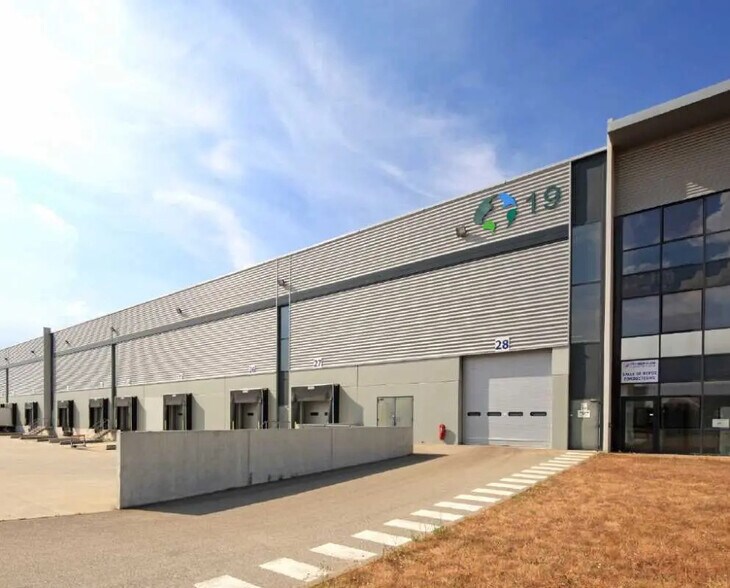 Local d’activités dans Saint-Quentin-Fallavier à louer - Photo de l’immeuble – Image 1 sur 1