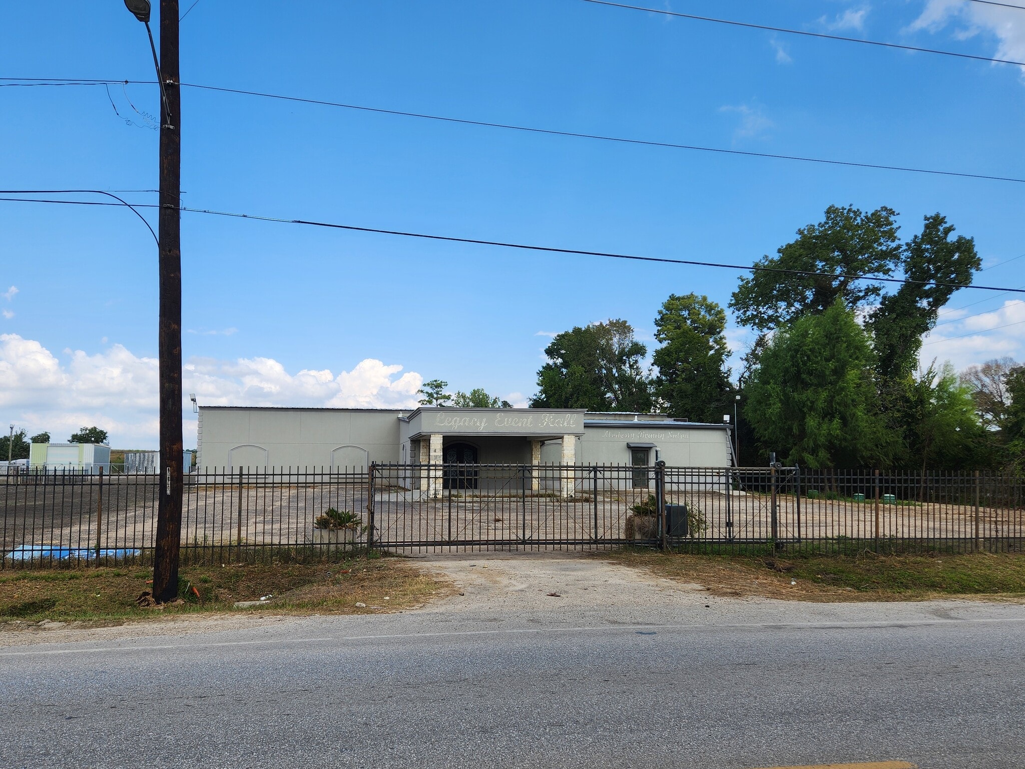 8627 E Mt Houston Rd, Houston, TX à louer Photo de l’immeuble– Image 1 sur 13