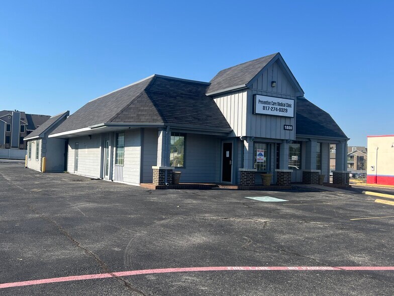 1800 W Pioneer Pky, Arlington, TX à louer - Photo de l’immeuble – Image 1 sur 10