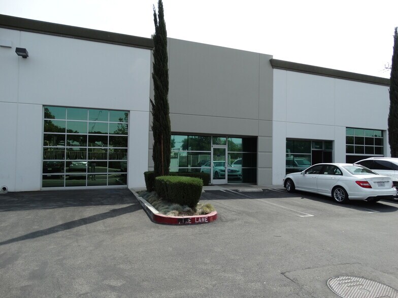 7500-7536 Tyrone Ave, Van Nuys, CA à louer - Photo de l’immeuble – Image 2 sur 9