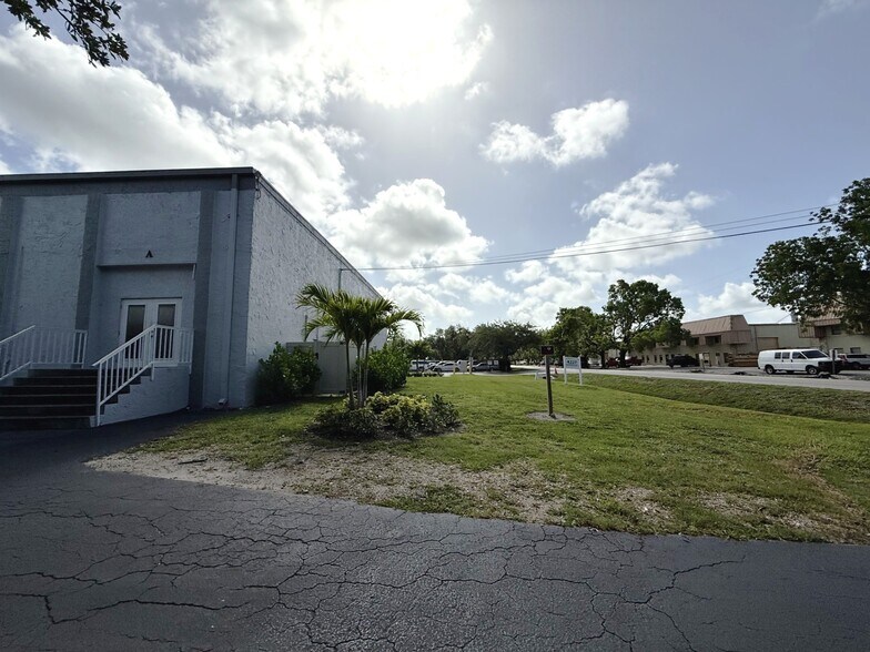4227 Enterprise Ave, Naples, FL à louer - Photo de l’immeuble – Image 3 sur 6