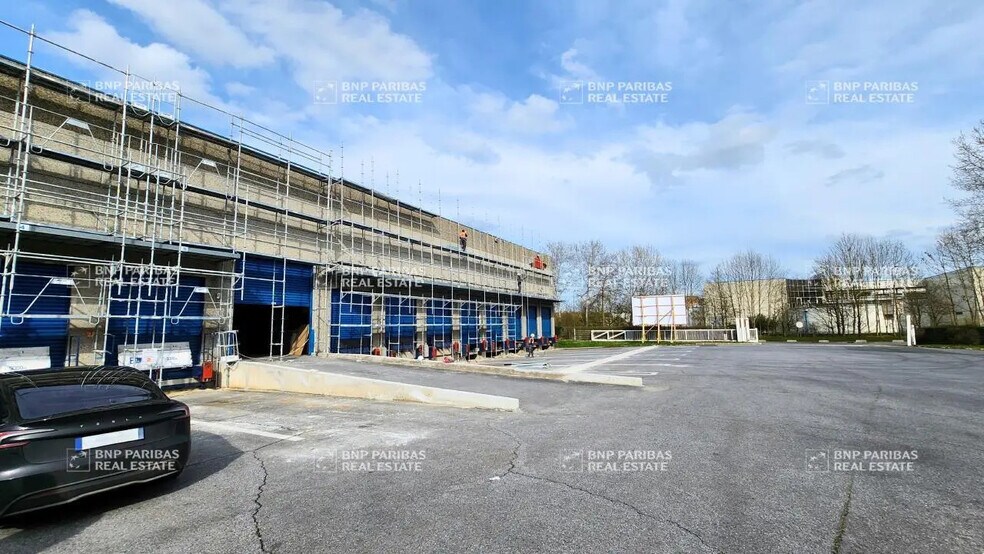 Local d’activités dans Saint-Thibault-des-Vignes à louer - Photo de la construction – Image 1 sur 1