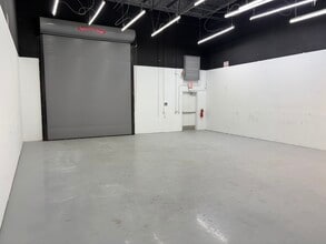 7906 Kingspointe Pky, Orlando, FL à louer Photo intérieure– Image 2 sur 4