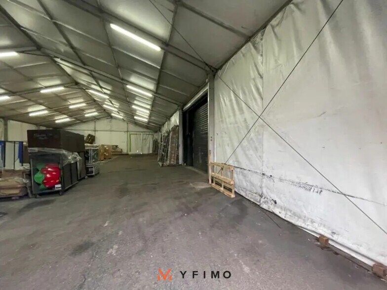 Local d'activités dans Mantes-la-Ville à vendre - Photo de l’immeuble – Image 2 sur 5